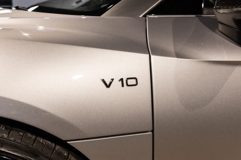 Carrosserie – AUDI – R8 Spyder – 2017 – Argent Métallisé – 26 900 km – 540 ch – V10 Atmo – Transmission : Sequentielle – Origine France – Privaty Cars – Rachat cash de voitures de sport d’occasion dans l’Ouest de la France