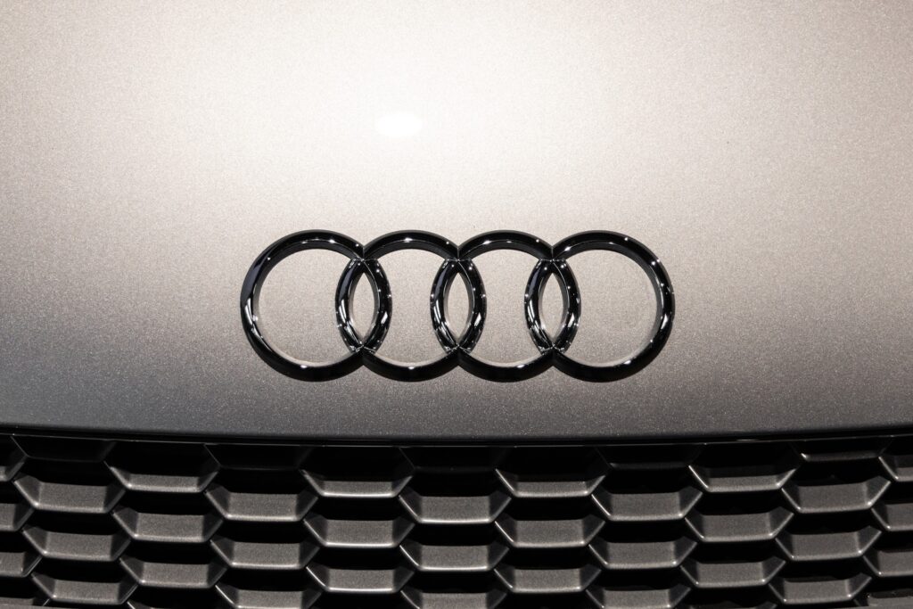 Grille avant avec logo emblématique – AUDI – R8 Spyder – 2017 – Argent Métallisé – 26 900 km – 540 ch – V10 Atmo – Transmission : Sequentielle – Origine France – Privaty Cars – Dépôt-vente sécurisé de véhicules de prestige à 2 heures de Paris en TGV