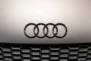 Grille avant avec logo emblématique – AUDI – R8 Spyder – 2017 – Argent Métallisé – 26 900 km – 540 ch – V10 Atmo – Transmission : Sequentielle – Origine France – Privaty Cars – Dépôt-vente sécurisé de véhicules de prestige à 2 heures de Paris en TGV