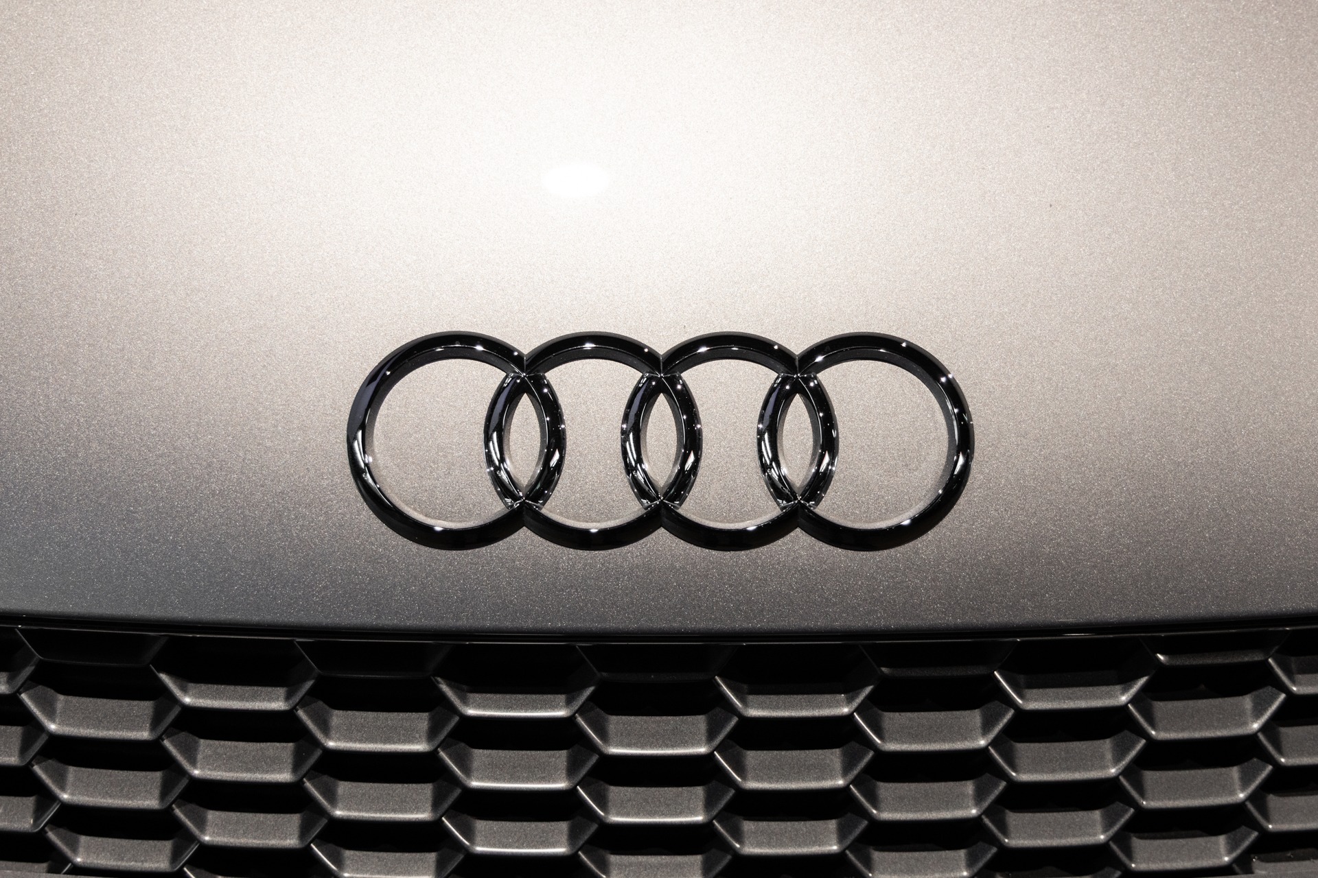 Grille avant avec logo emblématique – AUDI – R8 Spyder – 2017 – Argent Métallisé – 26 900 km – 540 ch – V10 Atmo – Transmission : Sequentielle – Origine France – Privaty Cars – Dépôt-vente sécurisé de véhicules de prestige à 2 heures de Paris en TGV