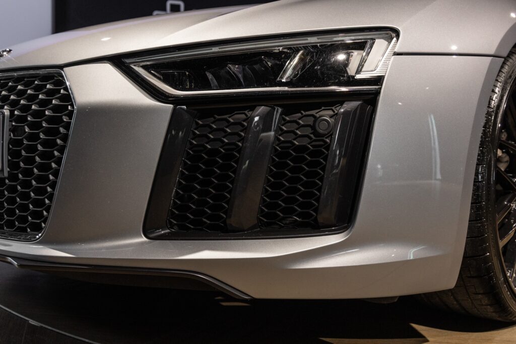 Grille avant avec maillage hexagonal – AUDI – R8 Spyder – 2017 – Argent Métallisé – 26 900 km – 540 ch – V10 Atmo – Transmission : Sequentielle – Origine France – Privaty Cars – Achat et vente de véhicules AUDI d’occasion proche de Nantes