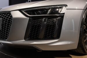 Grille avant avec maillage hexagonal – AUDI – R8 Spyder – 2017 – Argent Métallisé – 26 900 km – 540 ch – V10 Atmo – Transmission : Sequentielle – Origine France – Privaty Cars – Achat et vente de véhicules AUDI d’occasion proche de Nantes
