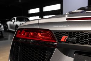 Feu arrière avec design angulaire – AUDI – R8 Spyder – 2017 – Argent Métallisé – 26 900 km – 540 ch – V10 Atmo – Transmission : Sequentielle – Origine France – Privaty Cars – Courtage automobile AUDI dans l’Ouest de la France