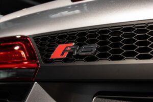 Grille arrière avec logo distinctif – AUDI – R8 Spyder – 2017 – Argent Métallisé – 26 900 km – 540 ch – V10 Atmo – Transmission : Sequentielle – Origine France – Privaty Cars – Spécialiste des supercars d’occasion proche de Bordeaux