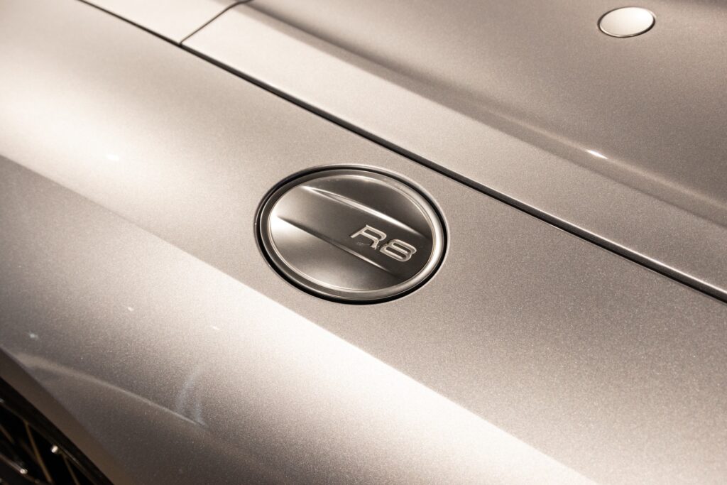 Trappe à carburant avec logo R8 – AUDI – R8 Spyder – 2017 – Argent Métallisé – 26 900 km – 540 ch – V10 Atmo – Transmission : Sequentielle – Origine France – Privaty Cars – Recherche personnalisée de modèles AUDI à La Rochelle