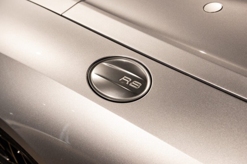 Trappe à carburant avec logo R8 – AUDI – R8 Spyder – 2017 – Argent Métallisé – 26 900 km – 540 ch – V10 Atmo – Transmission : Sequentielle – Origine France – Privaty Cars – Recherche personnalisée de modèles AUDI à La Rochelle
