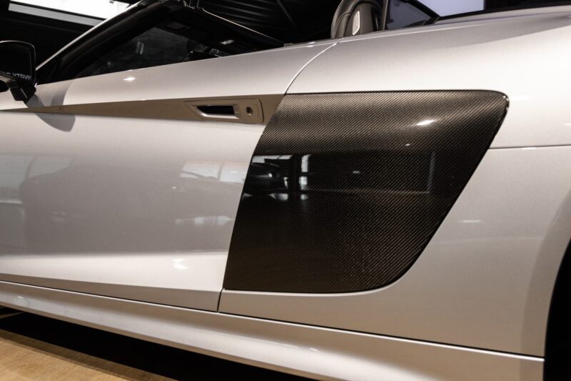 Panneau latéral en fibre de carbone – AUDI – R8 Spyder – 2017 – Argent Métallisé – 26 900 km – 540 ch – V10 Atmo – Transmission : Sequentielle – Origine France – Privaty Cars – Rachat de Porsche et Ferrari d’occasion proche de Bordeaux