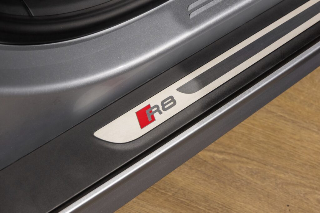 Seuil de porte avec inscription – AUDI – R8 Spyder – 2017 – Argent Métallisé – 26 900 km – 540 ch – V10 Atmo – Transmission : Sequentielle – Origine France – Privaty Cars – Reprise de voitures de sport et collection près de Poitiers