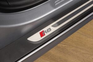 Seuil de porte avec inscription – AUDI – R8 Spyder – 2017 – Argent Métallisé – 26 900 km – 540 ch – V10 Atmo – Transmission : Sequentielle – Origine France – Privaty Cars – Reprise de voitures de sport et collection près de Poitiers