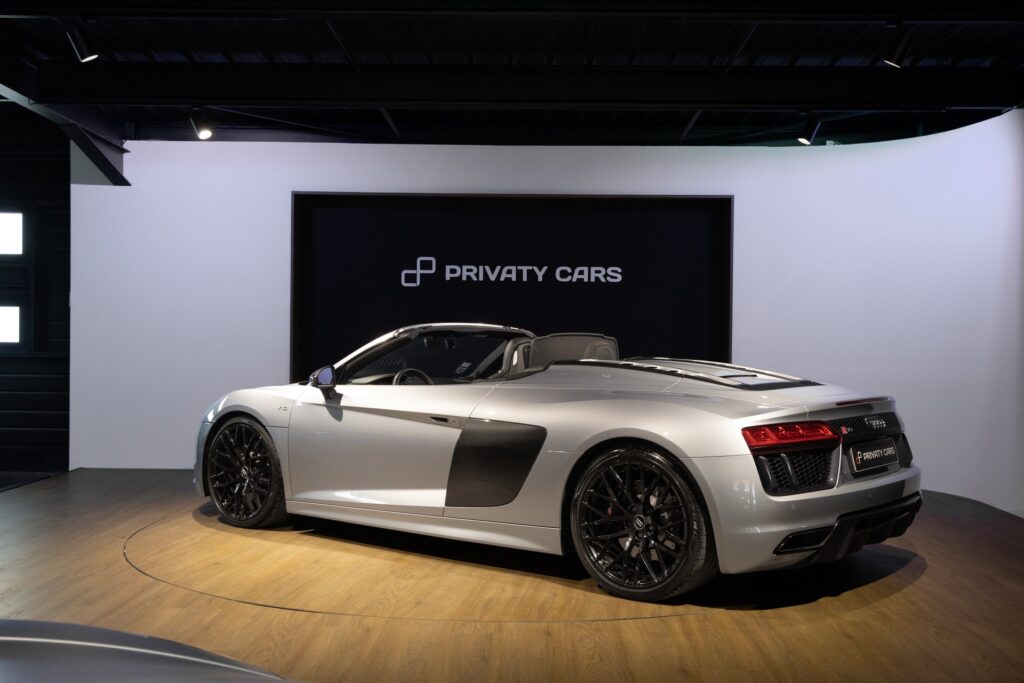Vue arrière avec jantes noires – AUDI – R8 Spyder – 2017 – Argent Métallisé – 26 900 km – 540 ch – V10 Atmo – Transmission : Sequentielle – Origine France – Privaty Cars – Spécialiste AUDI d’occasion proche de Bordeaux