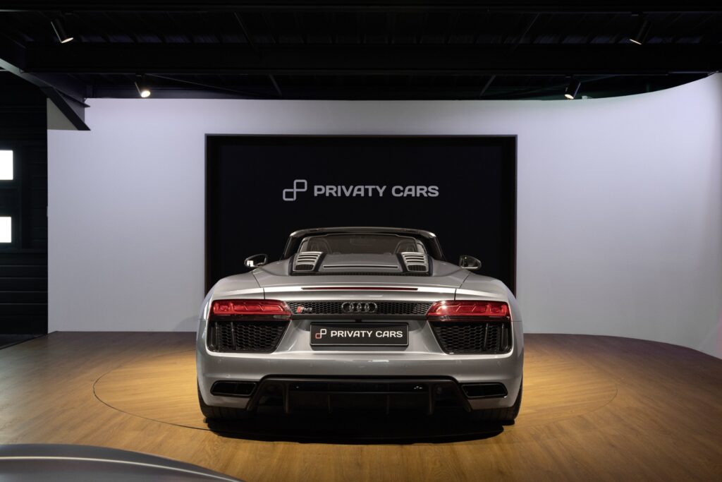 Vue arrière avec double sortie d'échappement – AUDI – R8 Spyder – 2017 – Argent Métallisé – 26 900 km – 540 ch – V10 Atmo – Transmission : Sequentielle – Origine France – Privaty Cars – Vente de voitures de prestige d’occasion près de Niort