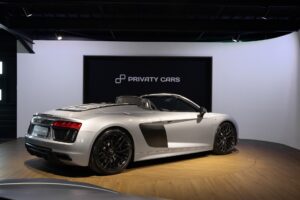 Vue arrière avec jantes noires – AUDI – R8 Spyder – 2017 – Argent Métallisé – 26 900 km – 540 ch – V10 Atmo – Transmission : Sequentielle – Origine France – Privaty Cars – Rachat cash de voitures de sport d’occasion en Charente-Maritime