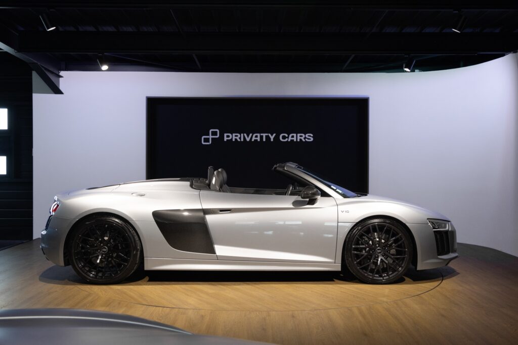 Vue latérale avec jantes noires – AUDI – R8 Spyder – 2017 – Argent Métallisé – 26 900 km – 540 ch – V10 Atmo – Transmission : Sequentielle – Origine France – Privaty Cars – Vente de voitures de sport d’occasion proche de Bordeaux