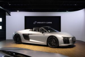 Vue latérale avec toit replié – AUDI – R8 Spyder – 2017 – Argent Métallisé – 26 900 km – 540 ch – V10 Atmo – Transmission : Sequentielle – Origine France – Privaty Cars – Achat et vente de supercars d’occasion en Nouvelle-Aquitaine