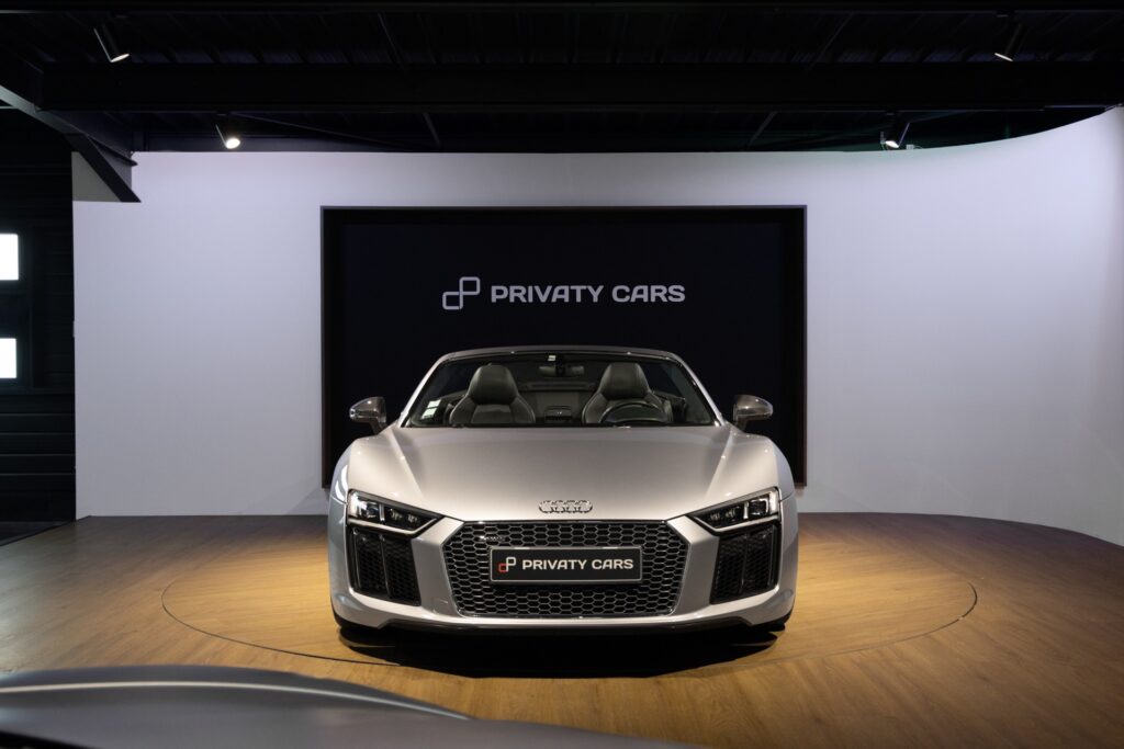Vue avant avec calandre distinctive – AUDI – R8 Spyder – 2017 – Argent Métallisé – 26 900 km – 540 ch – V10 Atmo – Transmission : Sequentielle – Origine France – Privaty Cars – Expert des modèles AUDI proche de Nantes