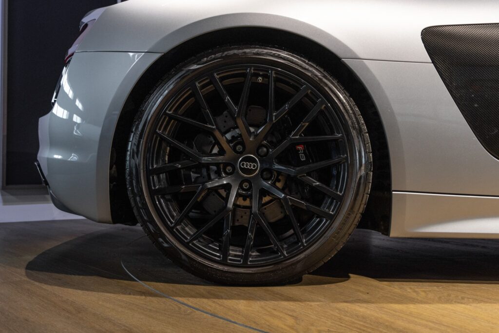 Jantes en alliage noir – AUDI – R8 Spyder – 2017 – Argent Métallisé – 26 900 km – 540 ch – V10 Atmo – Transmission : Sequentielle – Origine France – Privaty Cars – Spécialiste AUDI d’occasion entre Bordeaux et Nantes