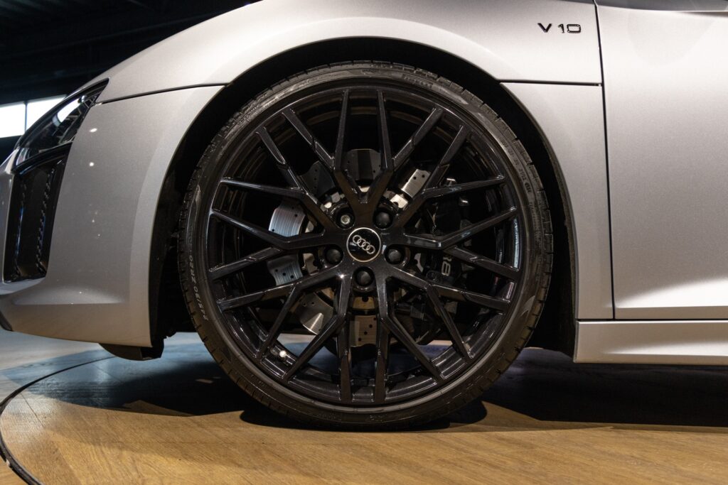 Jantes en alliage noir mat – AUDI – R8 Spyder – 2017 – Argent Métallisé – 26 900 km – 540 ch – V10 Atmo – Transmission : Sequentielle – Origine France – Privaty Cars – Spécialiste AUDI d’occasion près de Poitiers