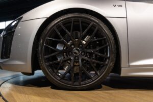 Jantes en alliage noir mat – AUDI – R8 Spyder – 2017 – Argent Métallisé – 26 900 km – 540 ch – V10 Atmo – Transmission : Sequentielle – Origine France – Privaty Cars – Spécialiste AUDI d’occasion près de Poitiers