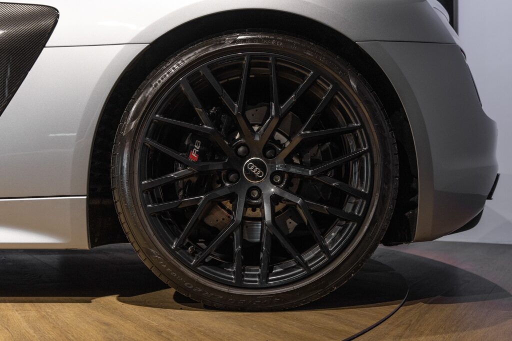 Jantes en alliage noir mat – AUDI – R8 Spyder – 2017 – Argent Métallisé – 26 900 km – 540 ch – V10 Atmo – Transmission : Sequentielle – Origine France – Privaty Cars – Importation de véhicules de prestige et sportifs près de Niort