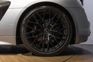 Jantes en alliage noir mat – AUDI – R8 Spyder – 2017 – Argent Métallisé – 26 900 km – 540 ch – V10 Atmo – Transmission : Sequentielle – Origine France – Privaty Cars – Importation de véhicules de prestige et sportifs près de Niort