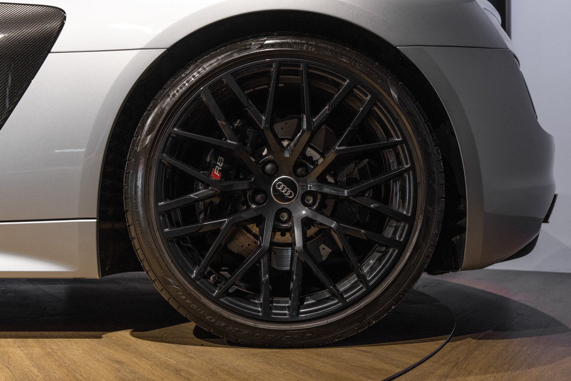 Jantes en alliage noir mat – AUDI – R8 Spyder – 2017 – Argent Métallisé – 26 900 km – 540 ch – V10 Atmo – Transmission : Sequentielle – Origine France – Privaty Cars – Importation de véhicules de prestige et sportifs près de Niort