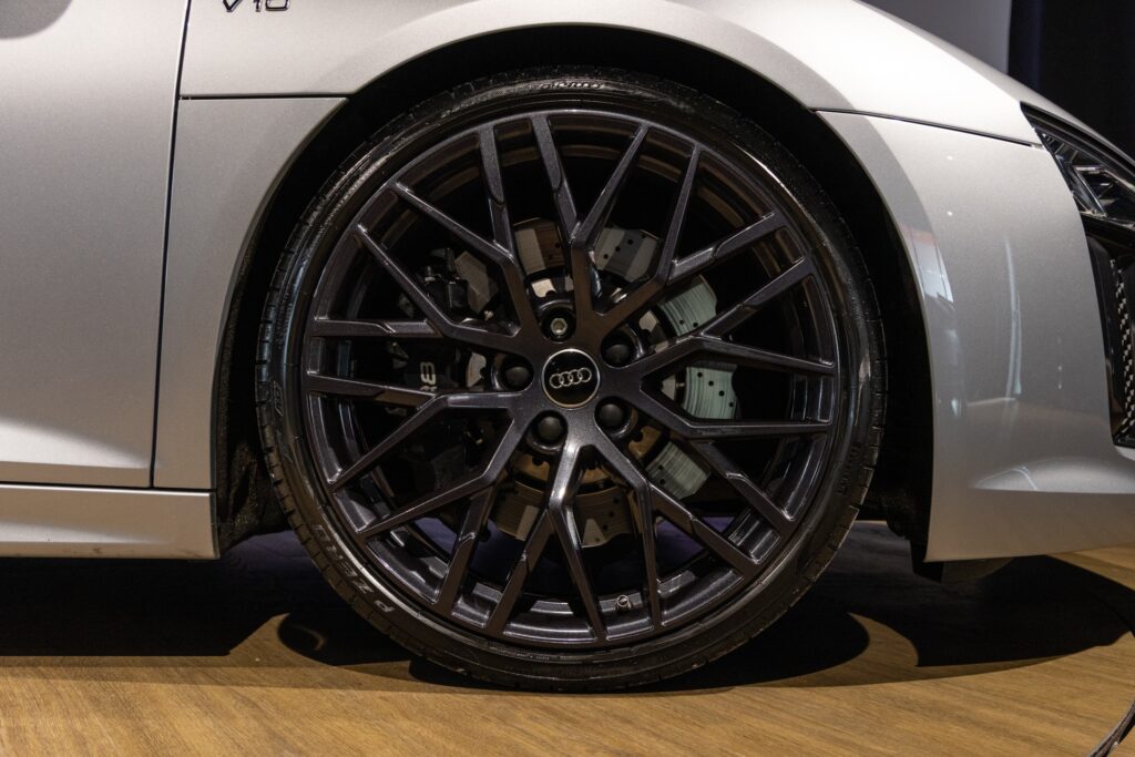 Jantes – AUDI – R8 Spyder – 2017 – Argent Métallisé – 26 900 km – 540 ch – V10 Atmo – Transmission : Sequentielle – Origine France – Privaty Cars – Spécialiste des voitures de sport d’occasion proche de Bordeaux