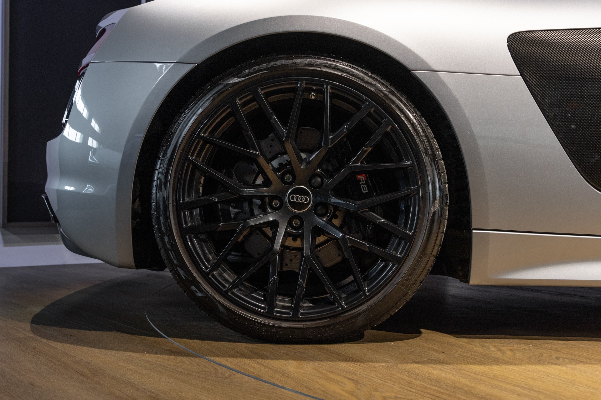 Jantes en alliage noir – AUDI – R8 Spyder – 2017 – Argent Métallisé – 26 900 km – 540 ch – V10 Atmo – Transmission : Sequentielle – Origine France – Privaty Cars – Spécialiste AUDI d’occasion entre Bordeaux et Nantes