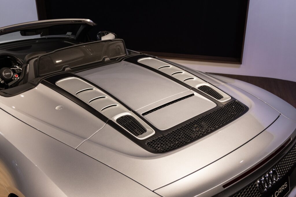 Capot avec aérations sportives – AUDI – R8 Spyder – 2017 – Argent Métallisé – 26 900 km – 540 ch – V10 Atmo – Transmission : Sequentielle – Origine France – Privaty Cars – Spécialiste des supercars d’occasion en Nouvelle-Aquitaine