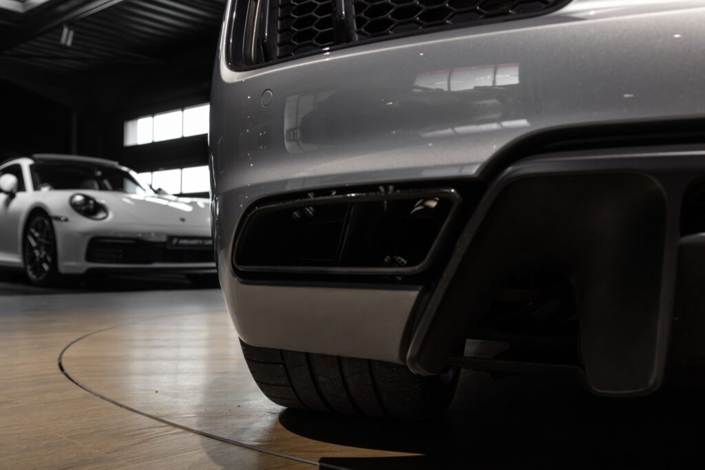 Sortie d'échappement sportive – AUDI – R8 Spyder – 2017 – Argent Métallisé – 26 900 km – 540 ch – V10 Atmo – Transmission : Sequentielle – Origine France – Privaty Cars – Vente de voitures de prestige d’occasion proche de Bordeaux