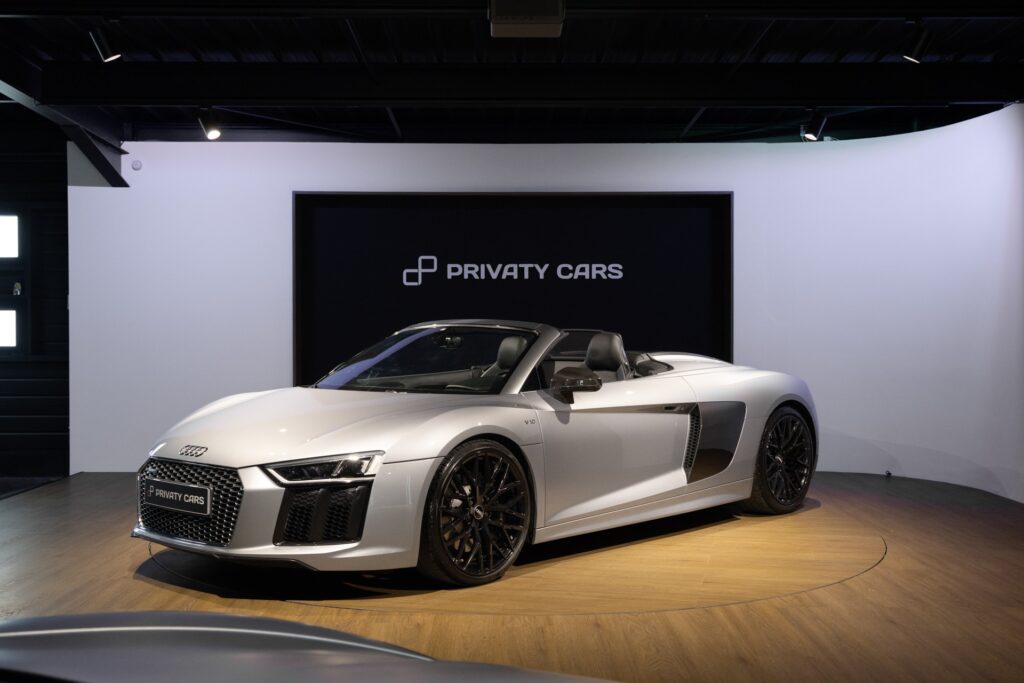 À vendre – AUDI – R8 Spyder – 2017 – Argent Métallisé – 26 900 km – 540 ch – V10 Atmo – Transmission : Sequentielle – Photo principale – Origine France – Privaty Cars – Recherche personnalisée de modèles AUDI près de Poitiers