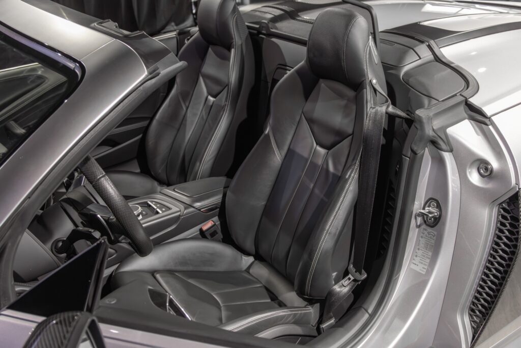 Sièges baquets en cuir – AUDI – R8 Spyder – 2017 – Argent Métallisé – 26 900 km – 540 ch – V10 Atmo – Transmission : Sequentielle – Origine France – Privaty Cars – Vente de véhicules d’investissement et de collection près de Poitiers