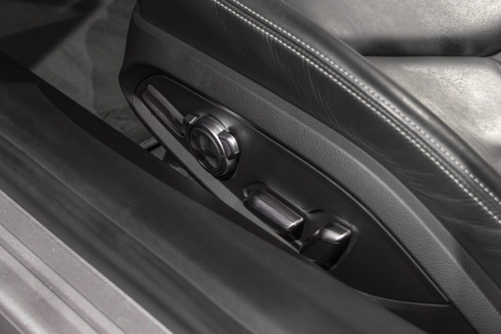 Sièges baquets en cuir – AUDI – R8 Spyder – 2017 – Argent Métallisé – 26 900 km – 540 ch – V10 Atmo – Transmission : Sequentielle – Origine France – Privaty Cars – Vente de voitures de prestige d’occasion en Charente-Maritime