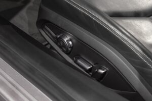 Sièges baquets en cuir – AUDI – R8 Spyder – 2017 – Argent Métallisé – 26 900 km – 540 ch – V10 Atmo – Transmission : Sequentielle – Origine France – Privaty Cars – Vente de voitures de prestige d’occasion en Charente-Maritime