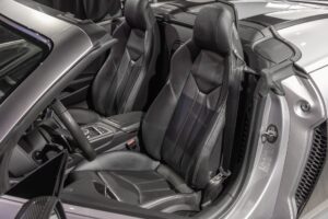 Sièges baquets en cuir – AUDI – R8 Spyder – 2017 – Argent Métallisé – 26 900 km – 540 ch – V10 Atmo – Transmission : Sequentielle – Origine France – Privaty Cars – Vente de véhicules d’investissement et de collection près de Poitiers