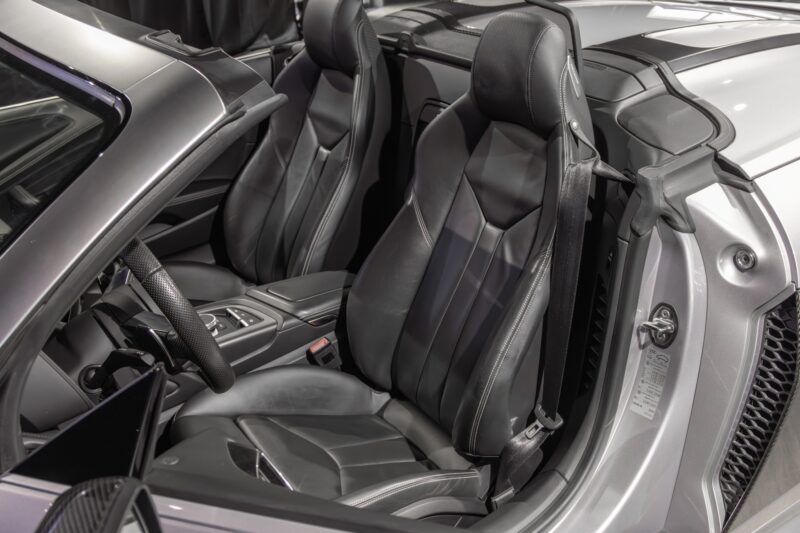 Sièges baquets en cuir – AUDI – R8 Spyder – 2017 – Argent Métallisé – 26 900 km – 540 ch – V10 Atmo – Transmission : Sequentielle – Origine France – Privaty Cars – Vente de véhicules d’investissement et de collection près de Poitiers