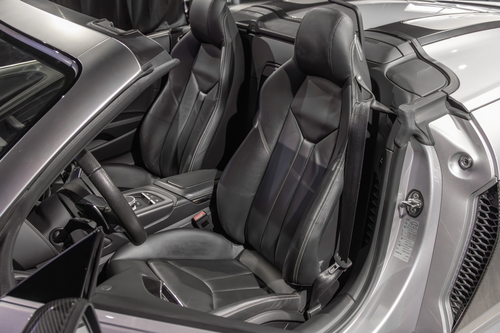 Sièges baquets en cuir – AUDI – R8 Spyder – 2017 – Argent Métallisé – 26 900 km – 540 ch – V10 Atmo – Transmission : Sequentielle – Origine France – Privaty Cars – Vente de véhicules d’investissement et de collection près de Poitiers