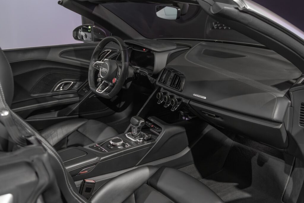 Tableau de bord avec commandes centrales – AUDI – R8 Spyder – 2017 – Argent Métallisé – 26 900 km – 540 ch – V10 Atmo – Transmission : Sequentielle – Origine France – Privaty Cars – Chasseur de voitures de sport sur mesure proche de Bordeaux