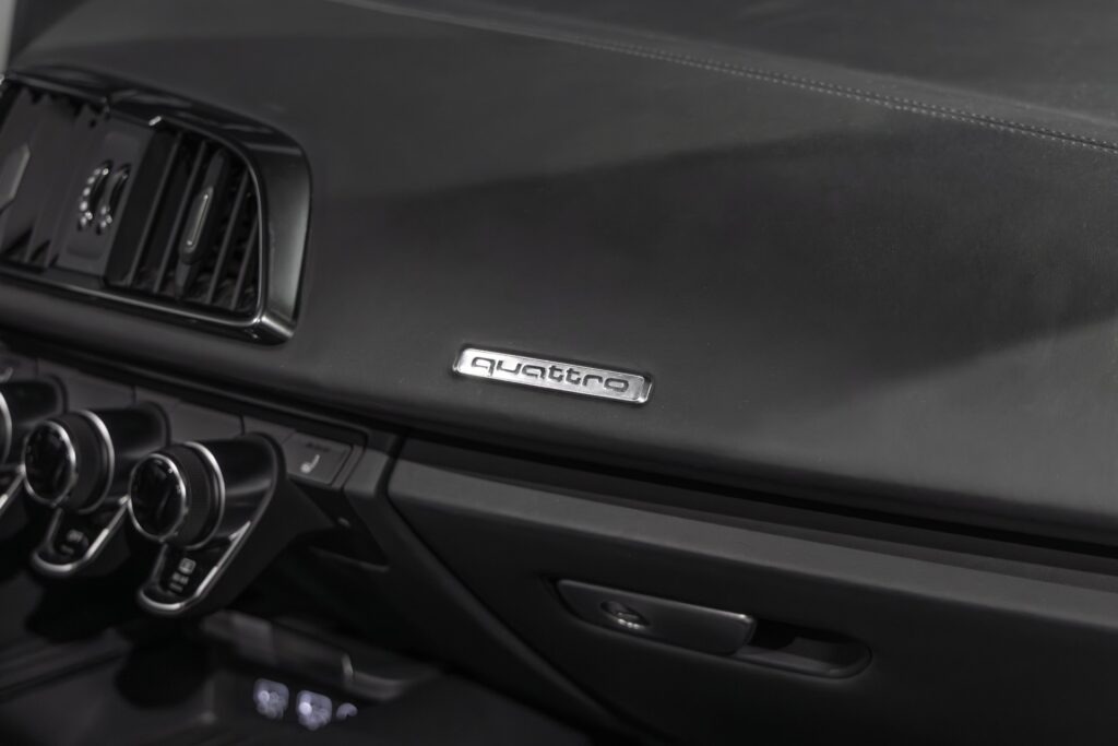 Tableau de bord – AUDI – R8 Spyder – 2017 – Argent Métallisé – 26 900 km – 540 ch – V10 Atmo – Transmission : Sequentielle – Origine France – Privaty Cars – Expertise et vente de modèles Super Sport à 2 heures de Paris en TGV