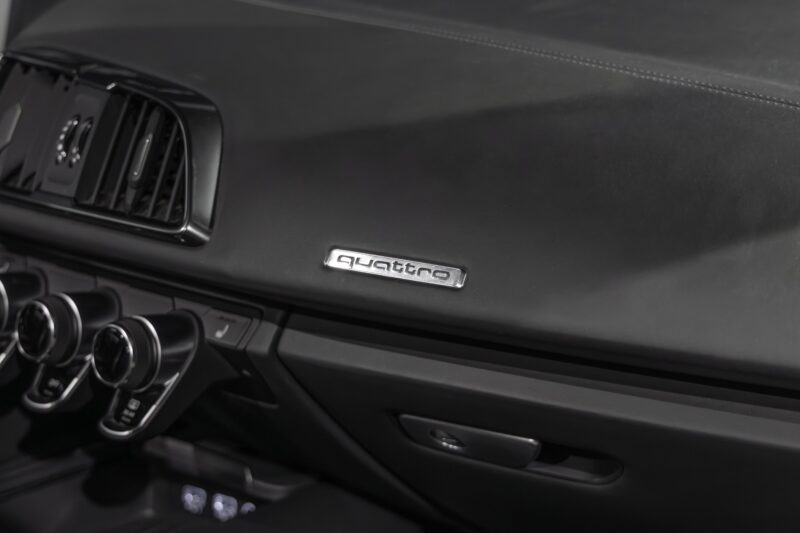 Tableau de bord – AUDI – R8 Spyder – 2017 – Argent Métallisé – 26 900 km – 540 ch – V10 Atmo – Transmission : Sequentielle – Origine France – Privaty Cars – Expertise et vente de modèles Super Sport à 2 heures de Paris en TGV