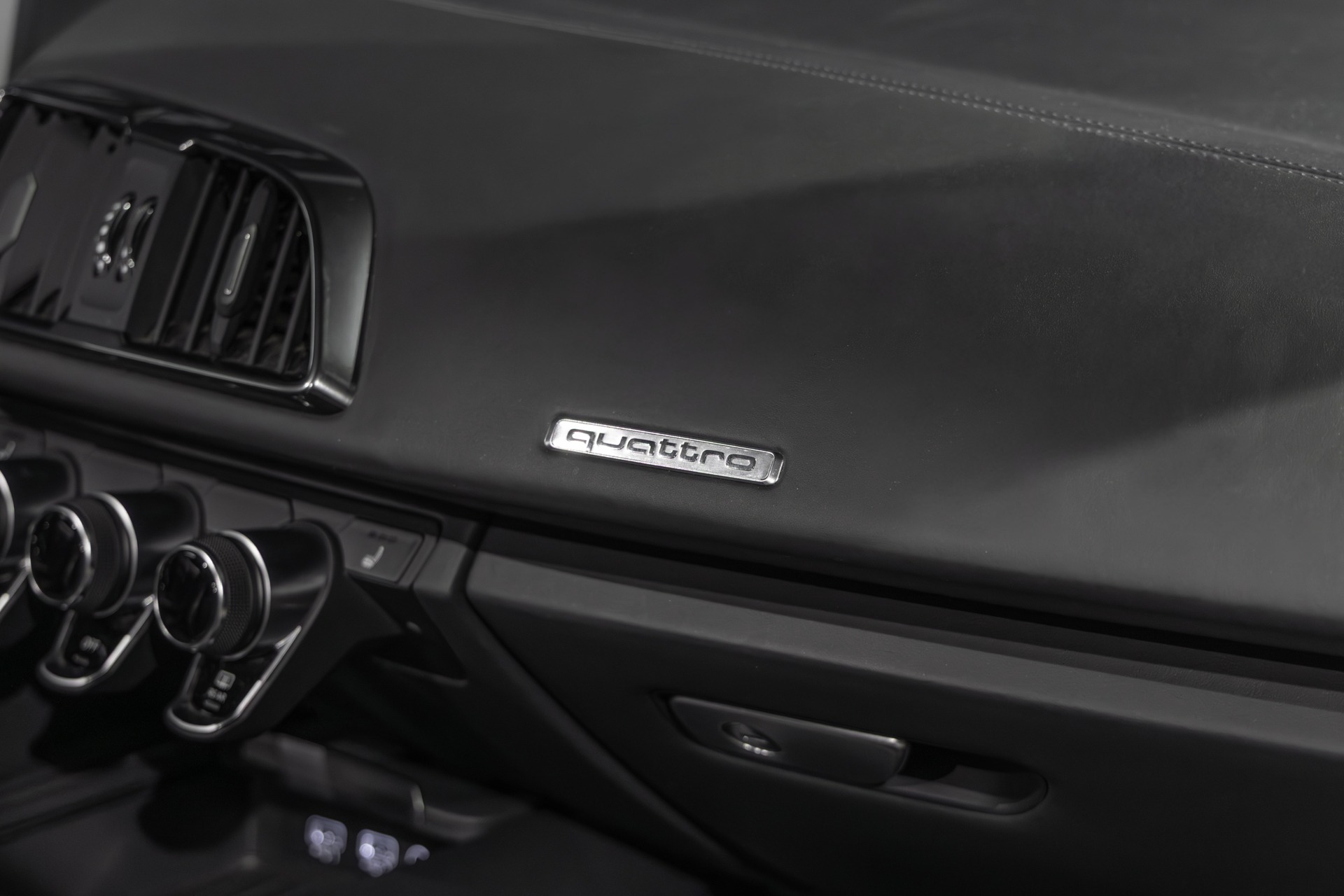 Tableau de bord – AUDI – R8 Spyder – 2017 – Argent Métallisé – 26 900 km – 540 ch – V10 Atmo – Transmission : Sequentielle – Origine France – Privaty Cars – Expertise et vente de modèles Super Sport à 2 heures de Paris en TGV