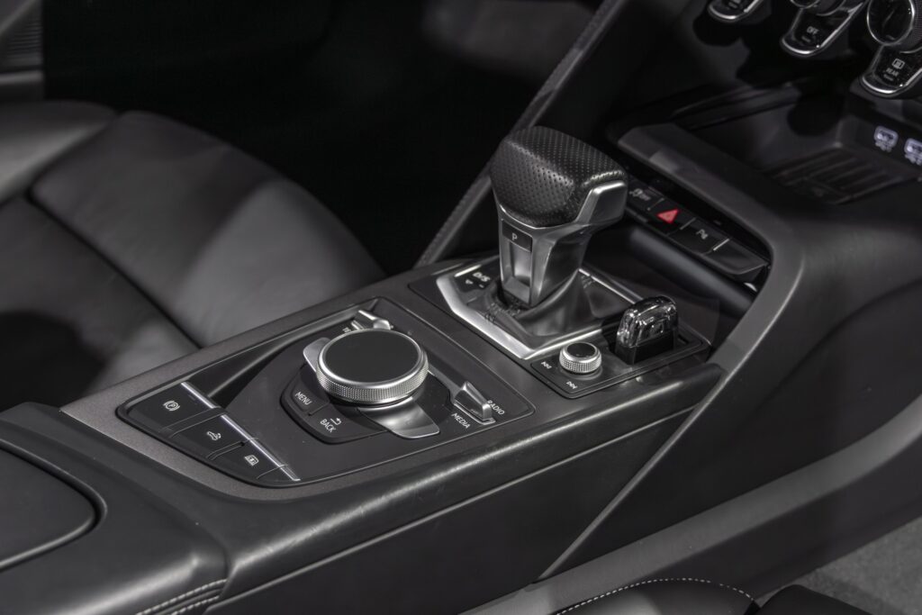 Console centrale avec commandes multimédia – AUDI – R8 Spyder – 2017 – Argent Métallisé – 26 900 km – 540 ch – V10 Atmo – Transmission : Sequentielle – Origine France – Privaty Cars – Vente de voitures de sport d’occasion dans l’Ouest de la France