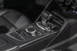Console centrale avec commandes multimédia – AUDI – R8 Spyder – 2017 – Argent Métallisé – 26 900 km – 540 ch – V10 Atmo – Transmission : Sequentielle – Origine France – Privaty Cars – Vente de voitures de sport d’occasion dans l’Ouest de la France