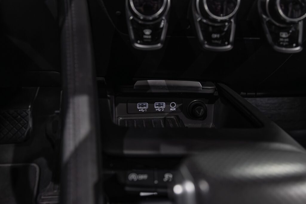 Prise USB et connectivité auxiliaire – AUDI – R8 Spyder – 2017 – Argent Métallisé – 26 900 km – 540 ch – V10 Atmo – Transmission : Sequentielle – Origine France – Privaty Cars – Courtage automobile pour véhicules exclusifs à La Rochelle