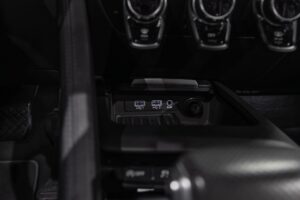 Prise USB et connectivité auxiliaire – AUDI – R8 Spyder – 2017 – Argent Métallisé – 26 900 km – 540 ch – V10 Atmo – Transmission : Sequentielle – Origine France – Privaty Cars – Courtage automobile pour véhicules exclusifs à La Rochelle