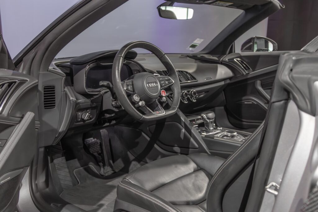 Volant en cuir perforé – AUDI – R8 Spyder – 2017 – Argent Métallisé – 26 900 km – 540 ch – V10 Atmo – Transmission : Sequentielle – Origine France – Privaty Cars – Rachat de Porsche et Ferrari d’occasion entre Bordeaux et Nantes