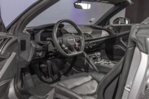 Volant en cuir perforé – AUDI – R8 Spyder – 2017 – Argent Métallisé – 26 900 km – 540 ch – V10 Atmo – Transmission : Sequentielle – Origine France – Privaty Cars – Rachat de Porsche et Ferrari d’occasion entre Bordeaux et Nantes