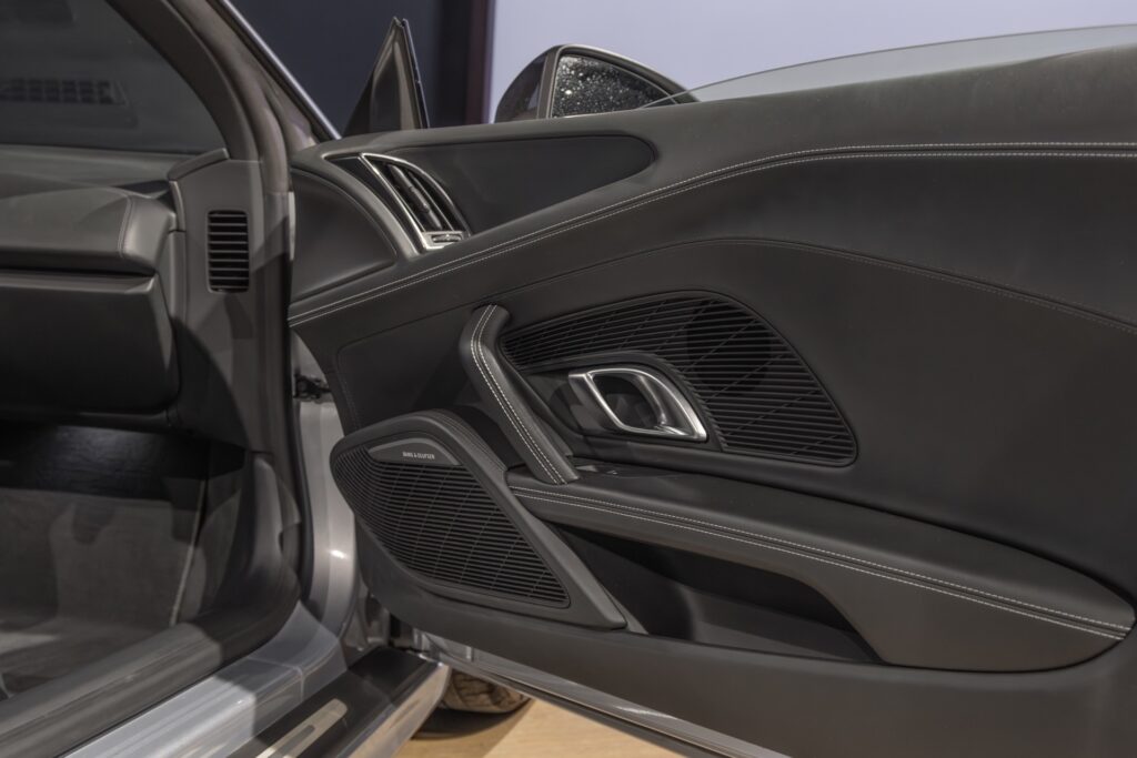 Panneau de porte avec haut-parleurs – AUDI – R8 Spyder – 2017 – Argent Métallisé – 26 900 km – 540 ch – V10 Atmo – Transmission : Sequentielle – Origine France – Privaty Cars – Expertise et vente de modèles Super Sport proche de Nantes