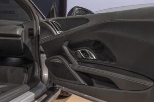 Panneau de porte avec haut-parleurs – AUDI – R8 Spyder – 2017 – Argent Métallisé – 26 900 km – 540 ch – V10 Atmo – Transmission : Sequentielle – Origine France – Privaty Cars – Expertise et vente de modèles Super Sport proche de Nantes