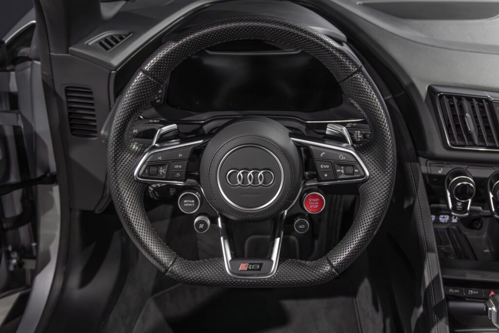 Volant en cuir perforé – AUDI – R8 Spyder – 2017 – Argent Métallisé – 26 900 km – 540 ch – V10 Atmo – Transmission : Sequentielle – Origine France – Privaty Cars – Mandat de vente pour automobiles de luxe en Nouvelle-Aquitaine