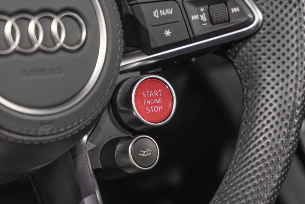 Bouton de démarrage rouge – AUDI – R8 Spyder – 2017 – Argent Métallisé – 26 900 km – 540 ch – V10 Atmo – Transmission : Sequentielle – Origine France – Privaty Cars – Expert des voitures de prestige d’occasion entre Bordeaux et Nantes